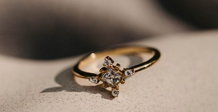 anillo de oro blanco con cinco brillantes
