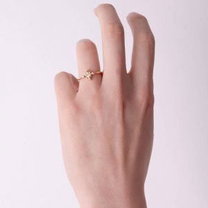 anillo dorado con brillante cuadrado en dedo anular