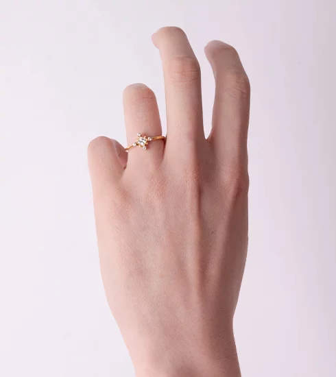 anillo dorado con brillante cuadrado en dedo anular