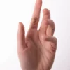 modelo de manos con anillos en dedo índice