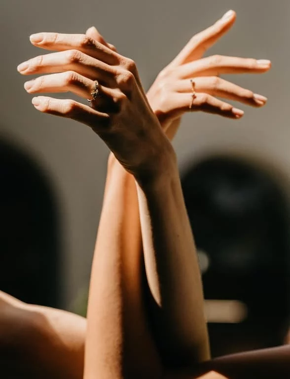 dos manos modelando tres anillos